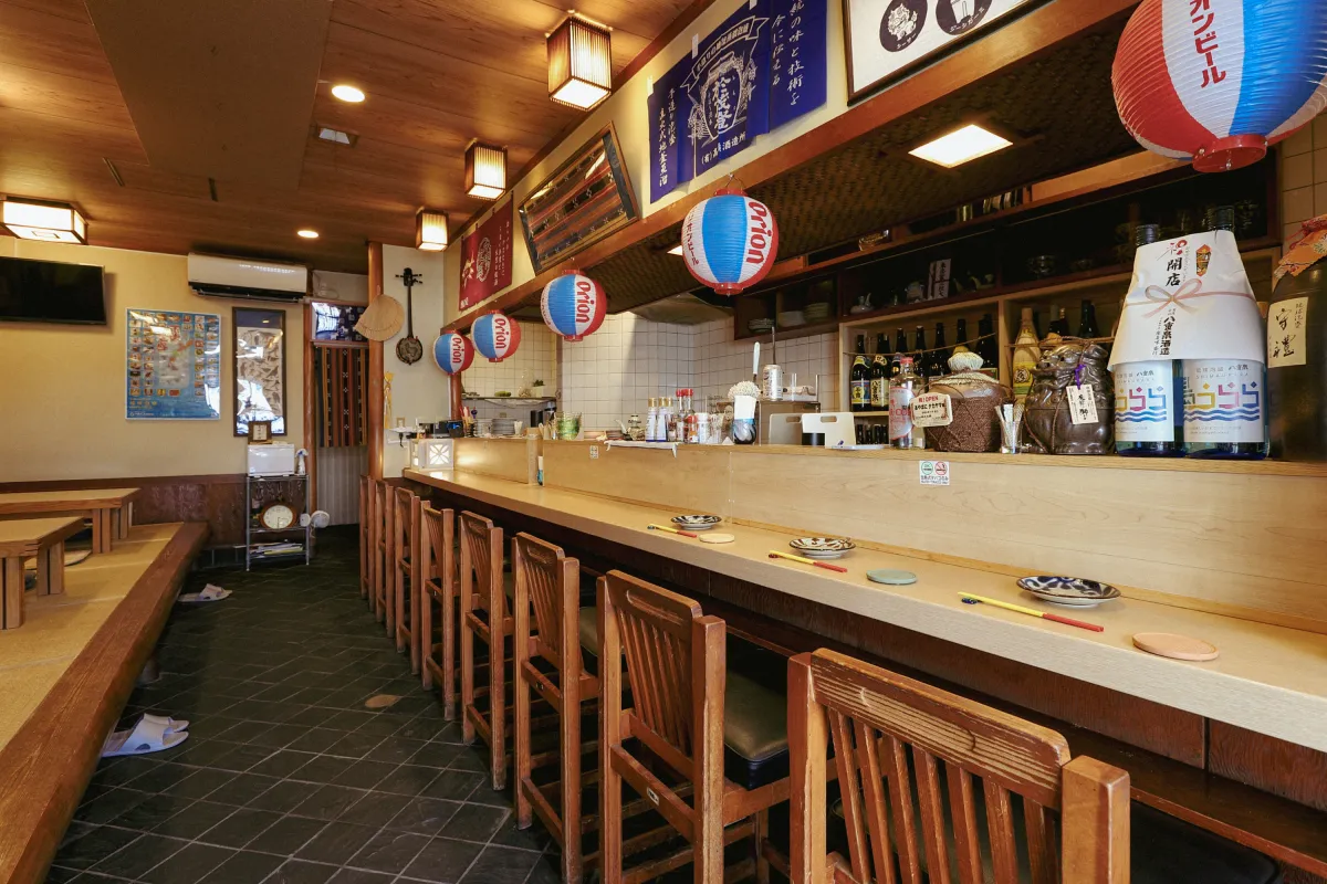 沖縄の空気を感じる店内